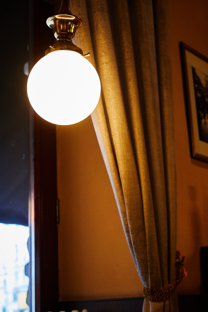 Cafe Hummel, Detail im Innenraum | WIen, Austria - March 31, 2022; Cafe Hummel, Detail im Innenraum. - Realisiert mit Pictrs.com