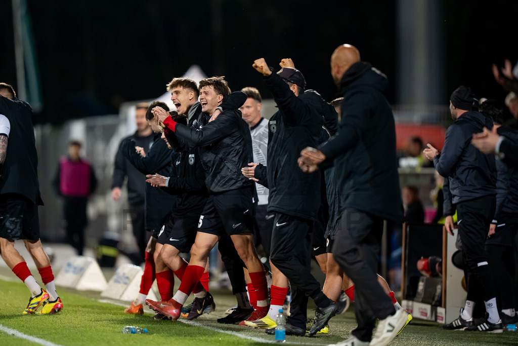 SG Sonnenhof Großaspach vs. SGV Freiberg, Fussball, Regionalliga Suedwest, 30. Spieltag, 22.04.2026 | Jubel bei SG Sonnenhof nach Abpfiff,SG Sonnenhof Großaspach vs. SGV Freiberg, Fussball, Regionalliga Suedwest, 30. Spieltag, 22.04.2026