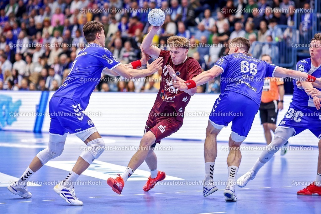 Gum25042501019 | 25.04.2025, Handball, HBL, VfL Gummersbach - 1. VfL Potsdam, Schwalbe-Arena: Dustin Kraus (VfL Potsdam #47) gegen Julian Köster (GUM #7) und Stepan Zeman (GUM #66) 