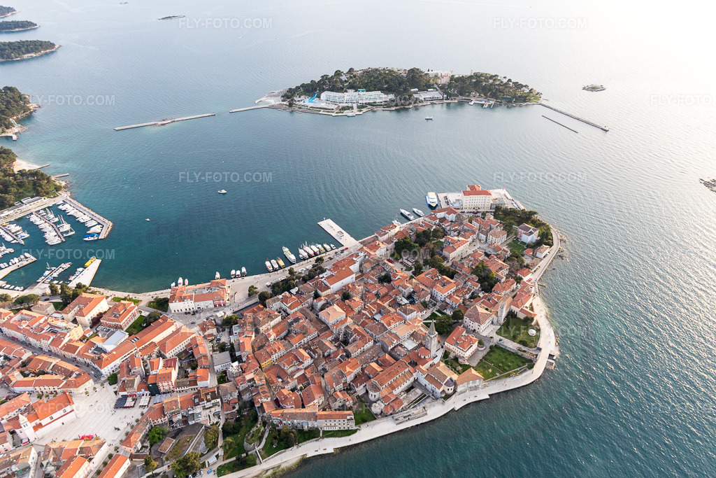 Aerial view: View of the town in Poreč in the state Gespanschaft Istrien, Croatia. – Photo: IMG_106393.jpg taken on 04/14/2018 by Werner Riehm/FLY-FOTO.com – Resolution of the original: 5472 x 3648 px