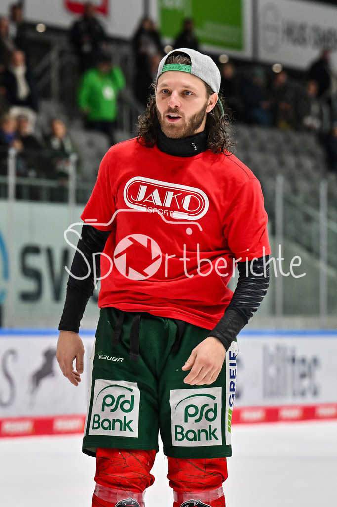 Augsburger Panther - Schwenninger Wild Wings | AUGSBURG, GERMANY - 02. JANUARY: das Team der Panther feiert zusammen mit den Fans den wichtigen Heimsieg gegen die Wild Wings nach dem Match zwischen den Augsburger Panthern und den Schwenninger Wild Wings am 35. Spieltag der Penny DEL im Curt Frenzel Stadion / Anthony LOUIS (Augsburger Panther 18)