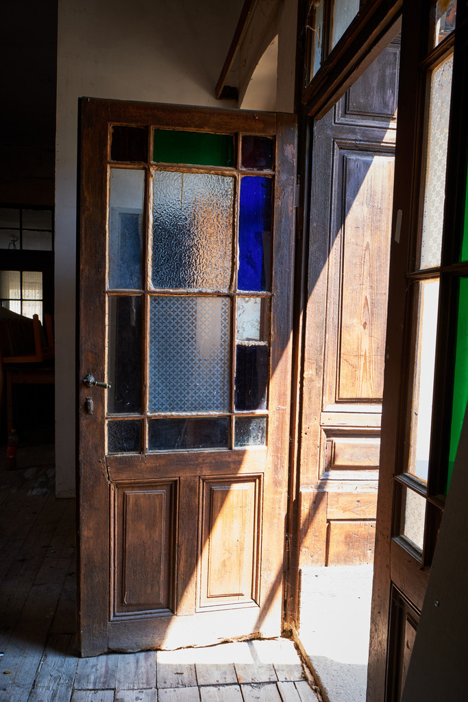 Innenraum einer leeren Gaststätte im Weinviertel | Austria - June 08, 2021: Innenraum einer leeren Gaststätte im Weinviertel, alte verglaste Holztüre. - Realisiert mit Pictrs.com