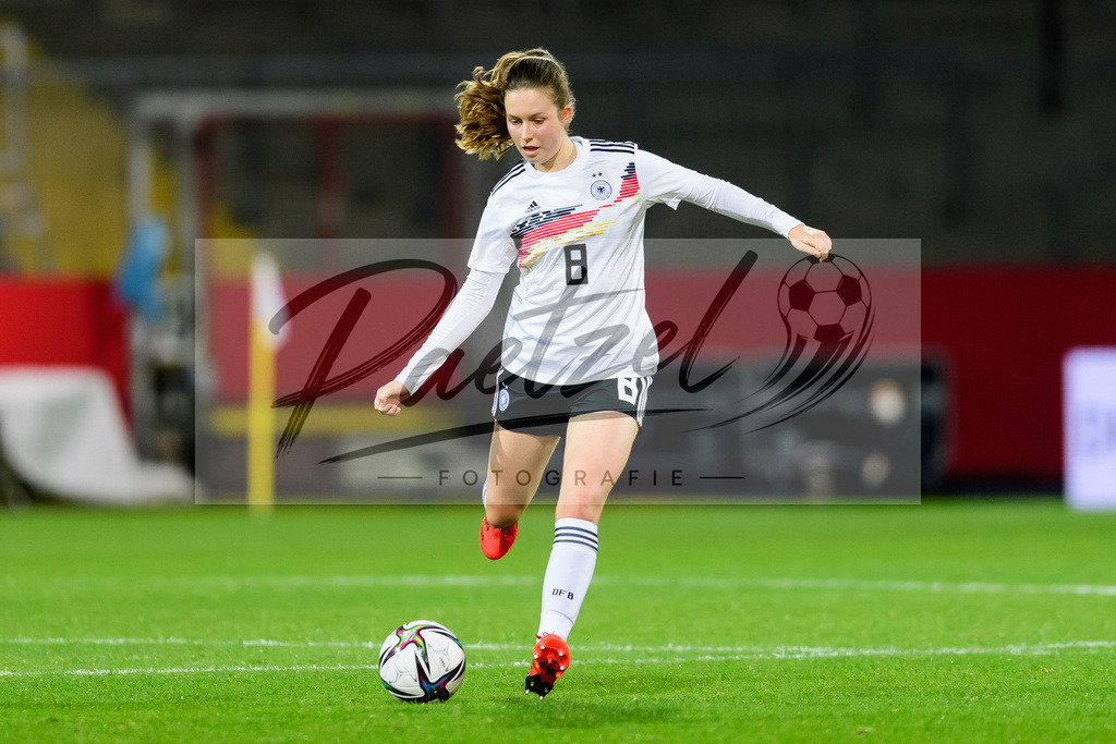 GERTUR20211126_132 | Fussball, Frauen: Jana Feldkamp (Germany) in Aktion, am Ball, Einzelaktion bei dem Spiel der WM-Qualifikation zwischen Deutschland und Tuerkei im Eintracht-Stadion am 26.11.2021 in Braunschweig, Deutschland. - Realisiert mit Pictrs.com