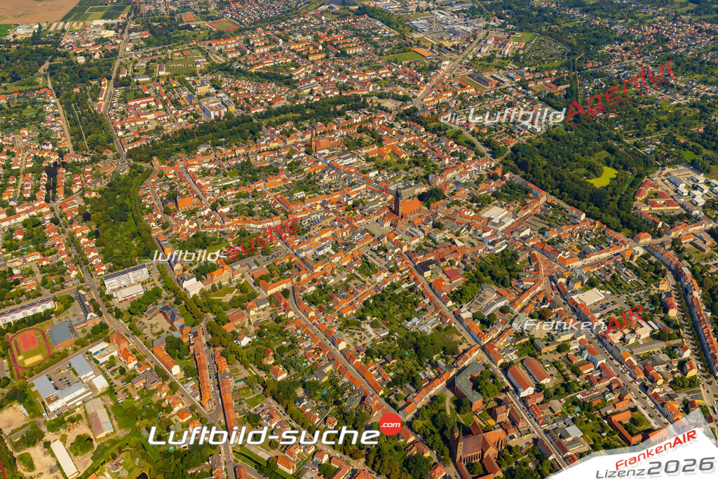 Luftaufnahme Stadtkern Stendal - Die Luftaufnahme wurde 2025 vom UL-Flugzeug heraus erstellt ( ohne Drohne ) - Hochauflösende Luftaufnahme - für professionelle Ausdrucke geeignet. Die Geschenkidee !Mit Lizenz und Bildrechte bestellbar