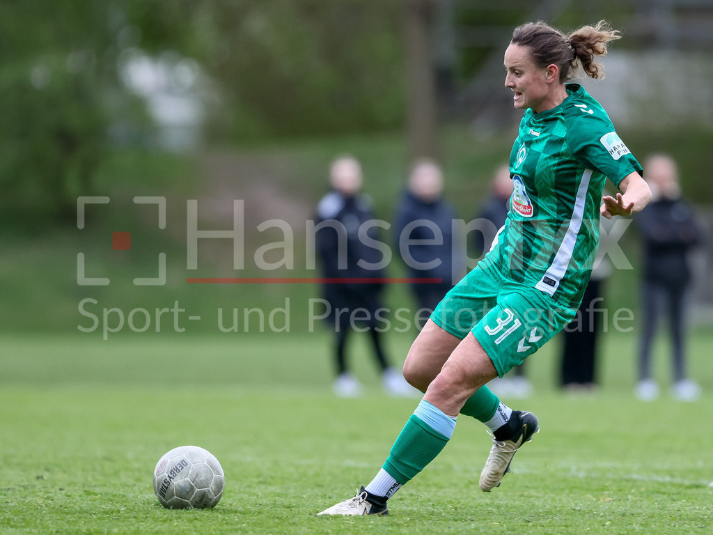 Fussball, Testspiel Frauen, ATS Buntentor - SV Werder Bremen | v.li.: Verena Wieder (SV Werder Bremen, 31) am Ball, Freisteller, Einzelbild, Ganzkörper, Aktion, Action, Spielszene