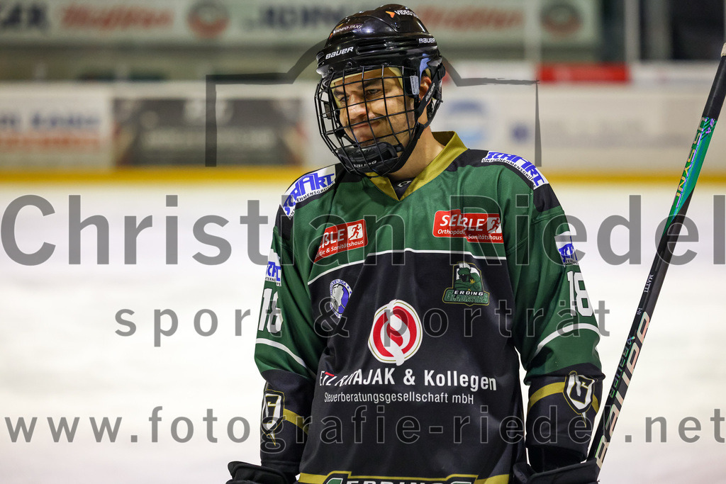 2022-12-09_110_TSV_Erding_gegen_EHC_Waldkraiburg | Erding, Deutschland, 09.12.2022:
Eishockey, Bayernliga 2022 / 2023, 19. Spieltag, TSV Erding gegen EHC Waldkraiburg, Endergebnis: 9:2

Daniel Krzizok (Erding Gladiators, #18)

Foto: Christian Riedel / fotografie-riedel.net