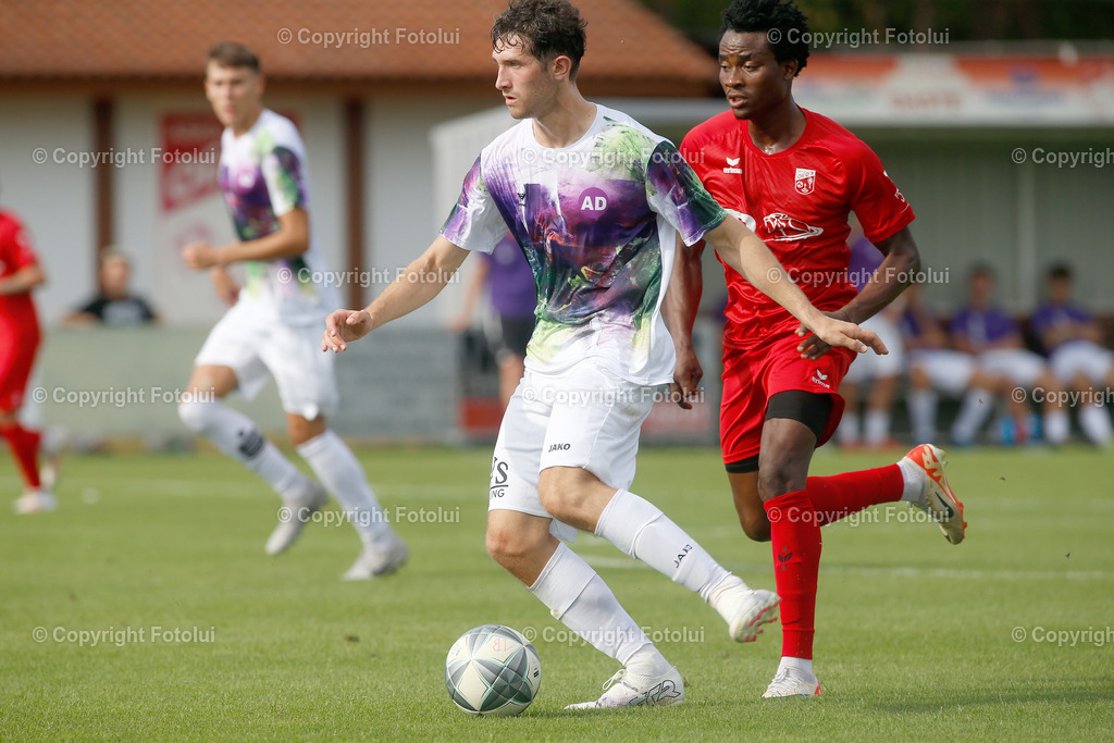 A_LUI_170824_16 | SPORT FUSSBALL LL-OST ASKOE OEDT 1B-ADMIRA LINZ 17.08.2024  IM BILD:  ADAMSON SHARAFA (OEDT) UND TOBIAS WOLLENDORFER (ADMIRA LINZ) FOTO:  FOTOLUI