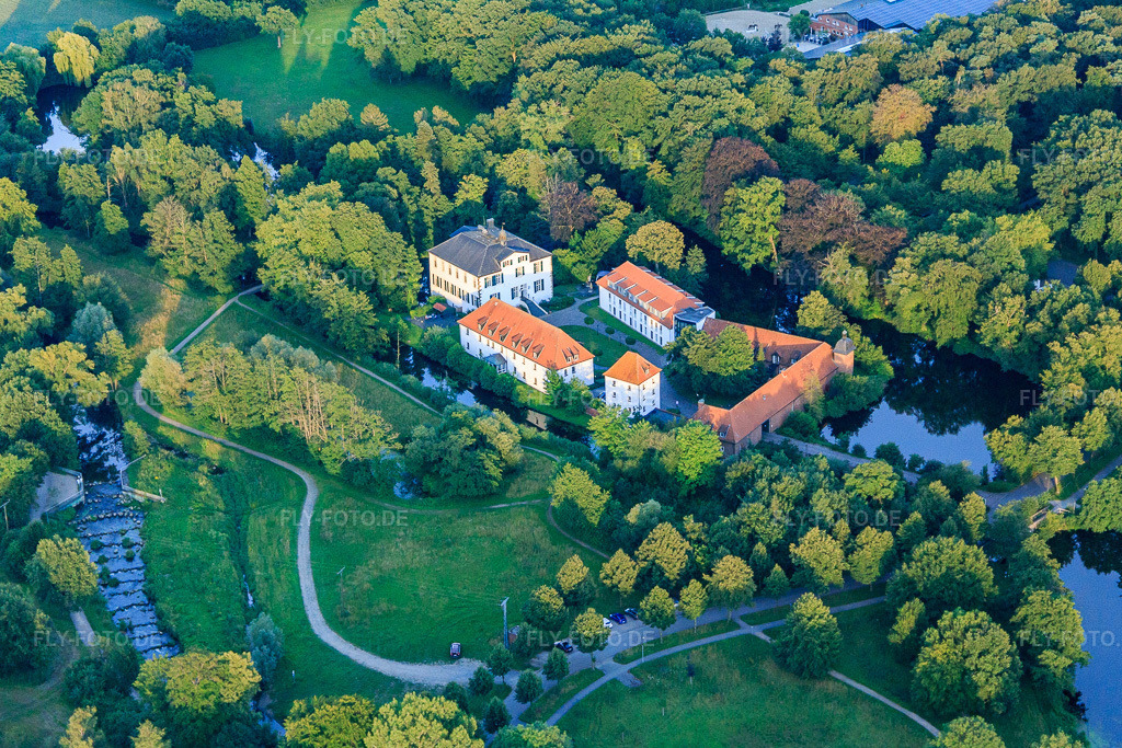 Luftbild: Schloss Pröbsting an der Bochholter Aa im Ortsteil Hoxfeld in Borken im Bundesland Nordrhein-Westfalen in Deutschland. Foto: IMG_008033.jpg vom 12.07.2020 durch Werner Riehm/FLY-FOTO.de