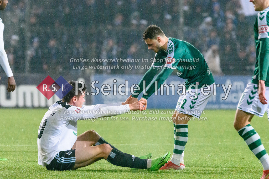 Fußball, Saison 2022/23, Regionalliga Nord, VfB Lübeck - Hamburger SV II, Stadion an der Lohmühle (Lübeck), 25.11.2022, 20. Spieltag | Robin Kölle (#2, Lübeck) hilft Maximilian Großer (#19, HSV II) auf.