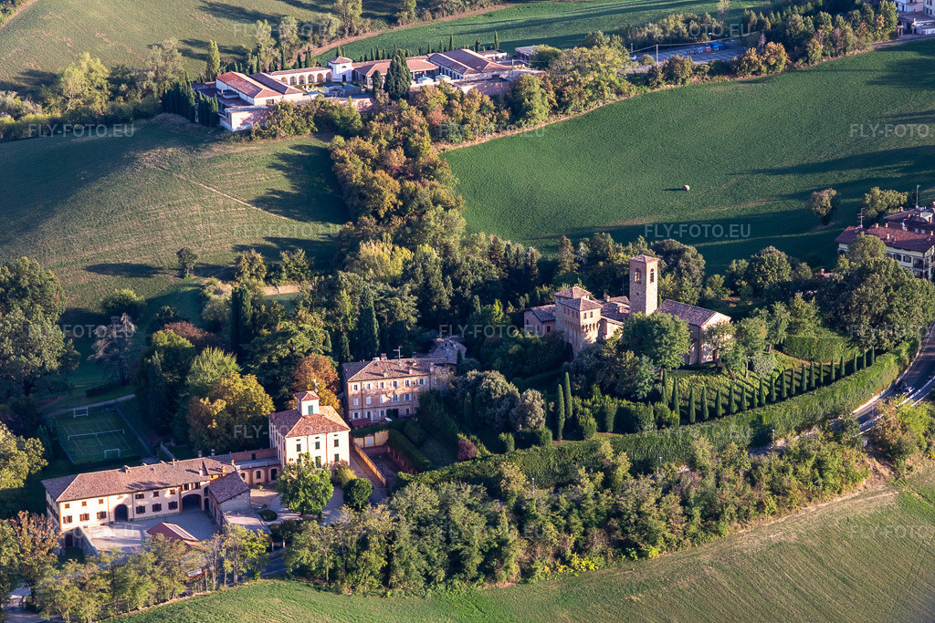 Vue aérienne: Via Castello à Maranello dans le département Modena, Italie. Photo: IMG_134609.jpg prise le 19/09/2022 par Werner Riehm/FLY-FOTO.eu – Résolution de l'original: 4531 x 3021 px