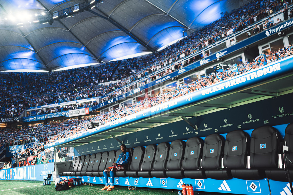 Fußball | Männer | Saison 2023/2024 | 2. Fußball-Bundesliga | Hamburger SV vs. Fortuna Düsseldorf | 29.09.2023 | Jean-Luc Dompe (#27, HSV) alleine auf der Bank