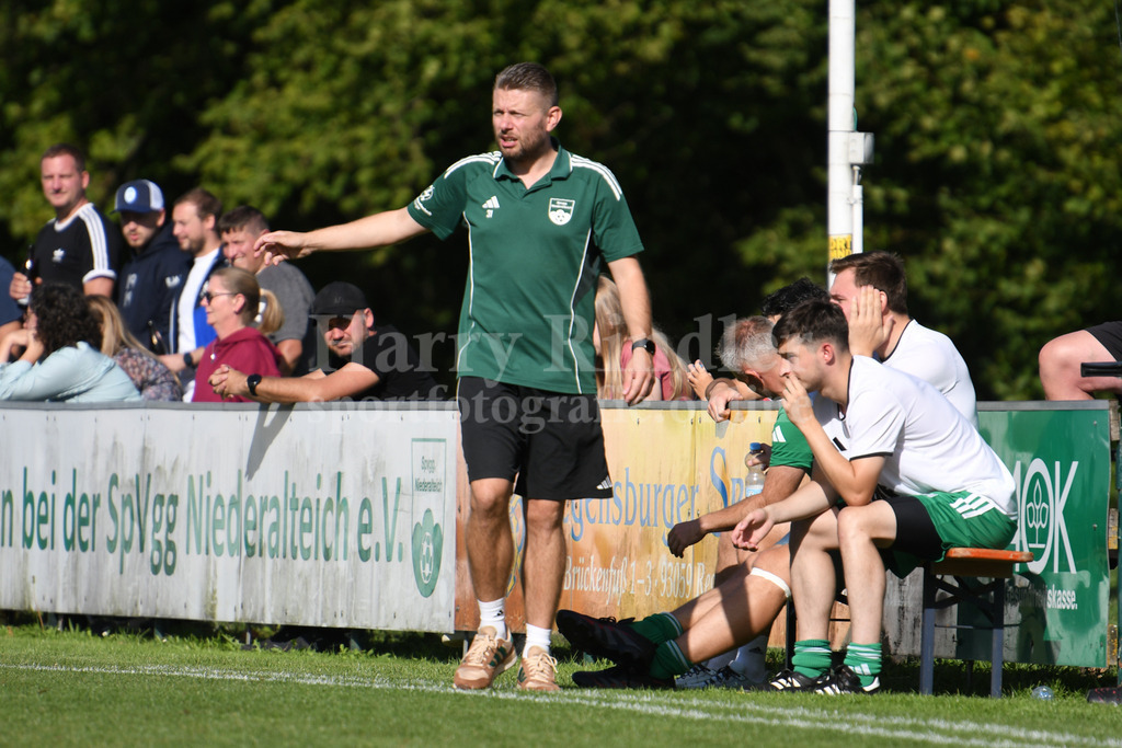 SpVgg Niederalteich : 1. FC Viechtach | Manuel Kesten (Trainer SpVgg Niederalteich) - Realisiert mit Pictrs.com