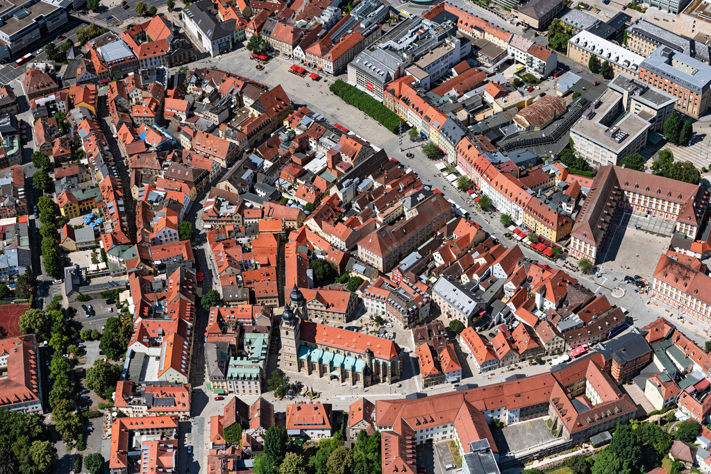 dr__0203983.jpg | BAYREUTH 08.07.2023 Verlauf der Straßenführung an der Maximilianstraße in ihrem Zentralen Abschnitt auch Markt genannt in Bayreuth im Bundesland Bayern, Deutschland. // Street - road guidance on street Maximilianstrasse in Bayreuth in the state Bavaria, Germany. Foto: Daniel Reiter