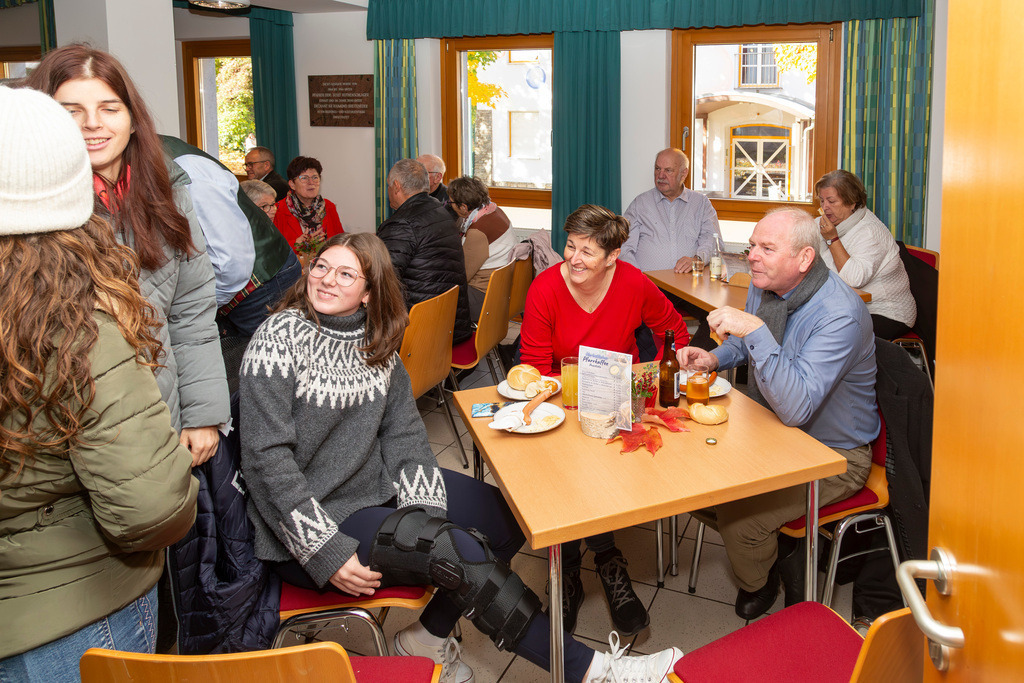 Festmesse-087 | Fotodoku der Festmesse anläßlich der Seligsprechung von Maria Theresia LEDOCHOWSKA 1975, zelebriert von Altbischof DDr. Klaus Küng und Pfarrer Mag. Zenon PAJAK in der Pfarrkirche Loosdorf. 