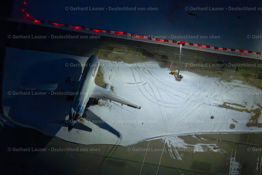 4045233 | STUTTGART 14.02.2021 Nacht- Lichter und Beleuchtung Abfertigungs- Gebäude und Terminals auf dem Gelände des Flughafen in Stuttgart im Bundesland Baden-Württemberg. Weiterführende Informationen bei: Flughafen Stuttgart GmbH. Keine POD - Print on Demand Verwendungen zulässig ! // Night lighting dispatch building and terminals on the premises of the airport in Stuttgart in the state Baden-Wuerttemberg. Further information at: Flughafen Stuttgart GmbH. No POD - Print on Demand uses allowed! Foto: Gerhard Launer