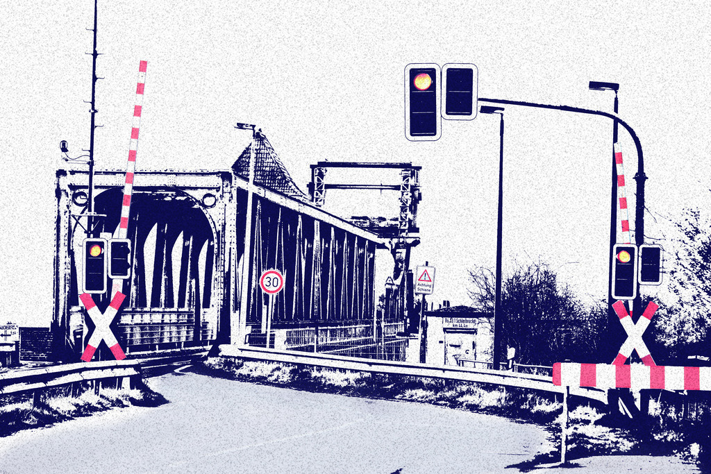 Photoart: Entschleunigung an der Schlei | Dieses Wandbild im Querformat zeigt die künstlerische Sichtweise der alten Schleibrücke in Lindaunis. Die einspurige Fahrbahn der Brücke wurde vom Straßenverkehr, von der Regionalbahn sowie von Radfahrern und Fußgängern genutzt. Zudem wurde die Brücke stündlich für Segler mit ihren Segelbooten geöffnet. Dadurch kam es an der Brücke oft zu Wartezeiten. Die Farben wurden auf ein Minimum reduziert und über dem gesamten Bild liegt eine leichte Körnung. Die Idee bei dem Bild war es die Entschleunigung über die roten Ampeln zu symbolisieren. Auch ein Schild mit Tempo 30 an der Brücke zeigt selbst, wenn die Ampel auf grün schaltet geht es hier eher gemächlich weiter. Zudem ist dieses Bild ein Teil der Photoartserie Entschleunigung an der Schlei in der weitere Motive der Lindaunisbrücke gezeigt werden.  - Realized with Pictrs.com