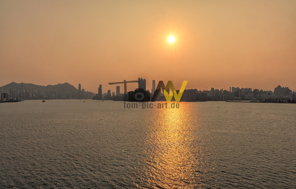 Sonnenuntergang im diffusen Licht------Bucht von Hong Kong | Das Bild zeigt den Victoria Harbour in Hongkong bei Sonnenuntergang. Der Victoria Harbour ist ein natürlicher Tiefwasserhafen zwischen der Hong Kong Island und der Kowloon-Halbinsel.Er ist bekannt für seine beeindruckende Skyline und gilt als einer der wichtigsten Häfen der Welt.Der Hafen spielt eine zentrale Rolle in der Geschichte und Wirtschaft Hongkongs. - Realisiert mit Pictrs.com