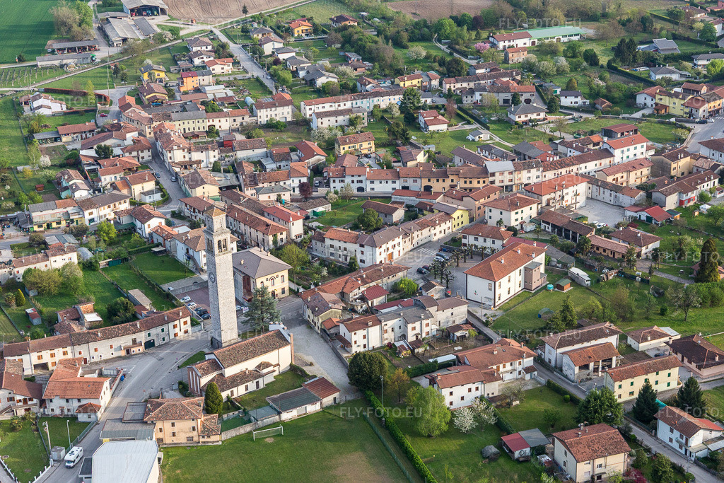 Vue aérienne: Clocher et toit de la tour de l'église San Nicolò à Spilimbergo dans le département Pordenone, Italie. Photo: IMG_098786.jpg prise le 07/04/2017 par Werner Riehm/FLY-FOTO.eu – Résolution de l'original: 5472 x 3648 px