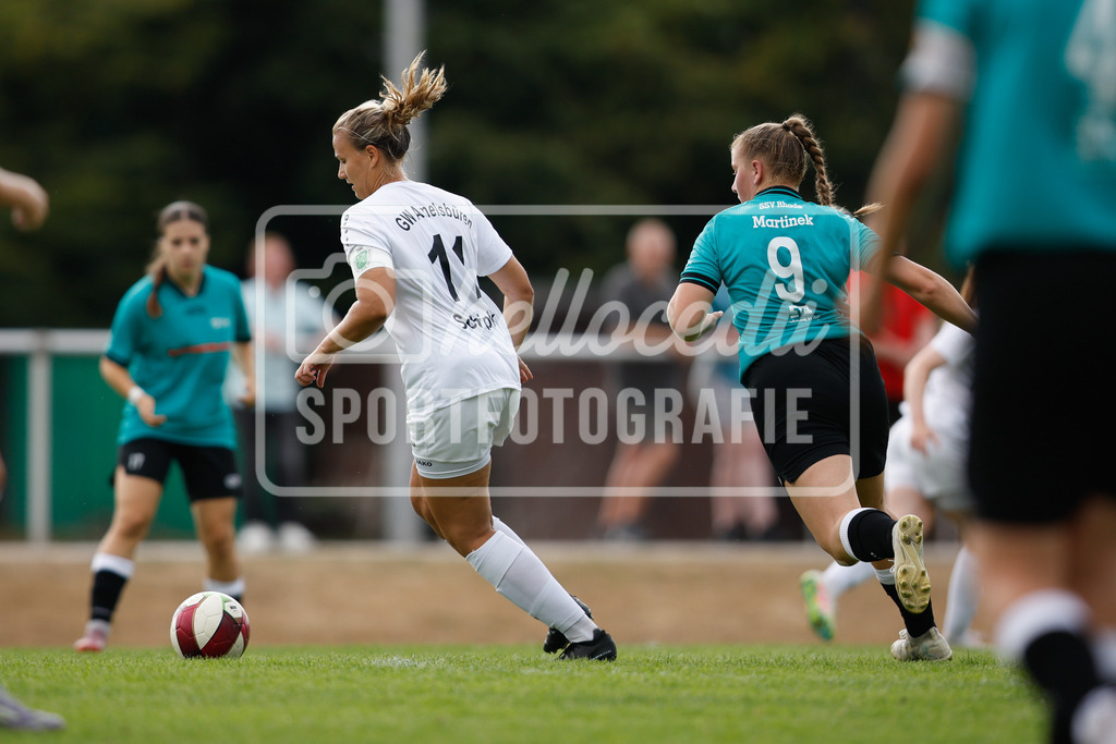 Fußball I Frauen I Westfalenpokal 26-27 I DJK GW Amelsbüren - SSV Rhade  I 18847 | Tessa Schipke (11, DJK GW Amelsbüren) dribbelt mit dem Ball - Realisiert mit Pictrs.com