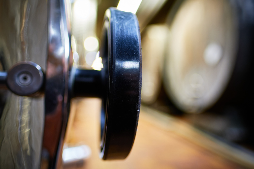 Stift Klosterneuburg | Niederösterreich, Austria - August 31, 2021; Stift Klosterneuburg; Detail eines modernen Stahltanks. - Realisiert mit Pictrs.com