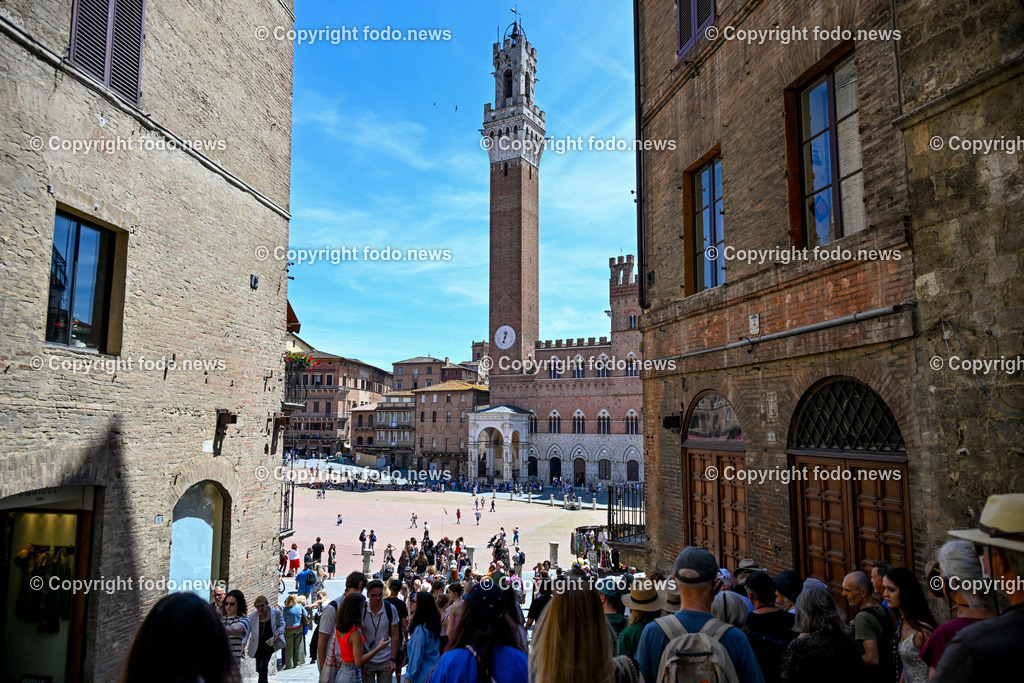 Italien_ Toscana_ Siena_ 27.05.2024-52 | 27.05.2024, Italien, ITA, Toskana, Siena im Bild Stadtansichten, Gebäude, Architektur, Touristen, Historisch, Souvenier, Piazza Del Campo, Dom von Siena


Siena ist Hauptstadt der Provinz Siena und gilt als eine der schönsten Städte der Toskana und Italiens. Die historische Altstadt gehört seit 1995 zum UNESCO-Welterbe. 

