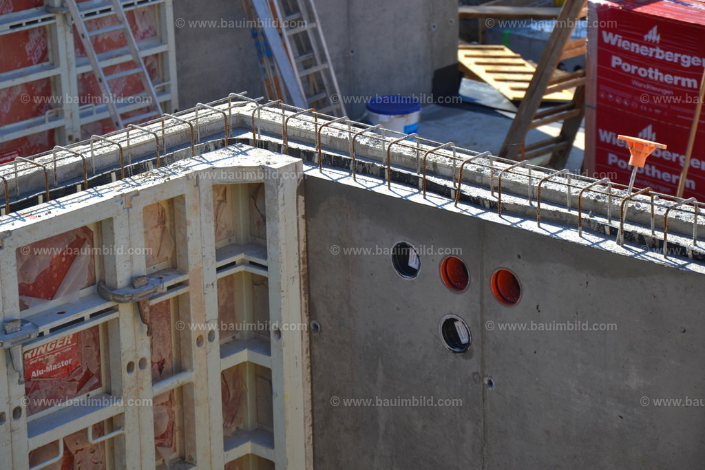 Betonwand mit Rohrdurchführungen | Teilweise ausgeschalte Betonwand aus WU-Beton mit Wanddurchführungen aus Kunststoffrohren und oberseitigem Fugenband