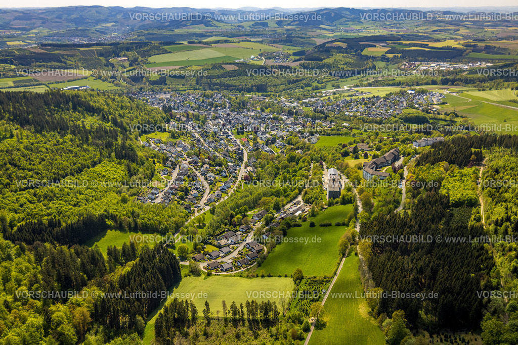 Schmallenberg230506186BadFredeburg | Luftbild, Ortsansicht in Hügellandschaft, Kurklinik Fredeburg Dr. Zwick, Johannesbad Fachklinik, VdK Kur- u. Erholungshotel NRW, Fredeburg, Schmallenberg, Sauerland, Nordrhein-Westfalen, Deutschland