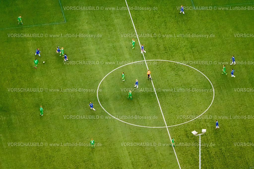 Gelsenkirchen231103077 | Luftbild, Frauenfußball Fußballspielerinnen auf dem Feld am Mittelkreis der Kampfbahn Glückauf, Fußballstadion des DJK Teutonia Schalke-Nord 1921 e.V., ehemalige Heimspielstätte des FC Schalke 04, Schalke-Nord, Gelsenkirchen, Ruhrgebiet, Nordrhein-Westfalen, Deutschland