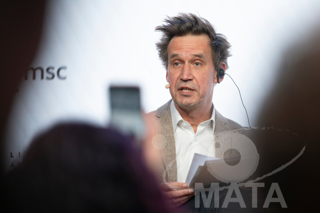 _DWA2763 | Die MSC Security and Literature Series der Münchner Sicherheitskonferenz wird von der ZEIT mitveranstaltet und vom Literaturhaus München unterstützt. Am Donnerstag, 12. Februar (19-20 Uhr), spricht Autor Serhiy Zhadan aus Charkiw mit Chrystia Freeland, Sonderbeauftragte für den Wiederaufbau der Ukraine und ehemalige stellvertretende Premierministerin Kanadas, über die Zukunft der Ukraine - Realisiert mit Pictrs.com