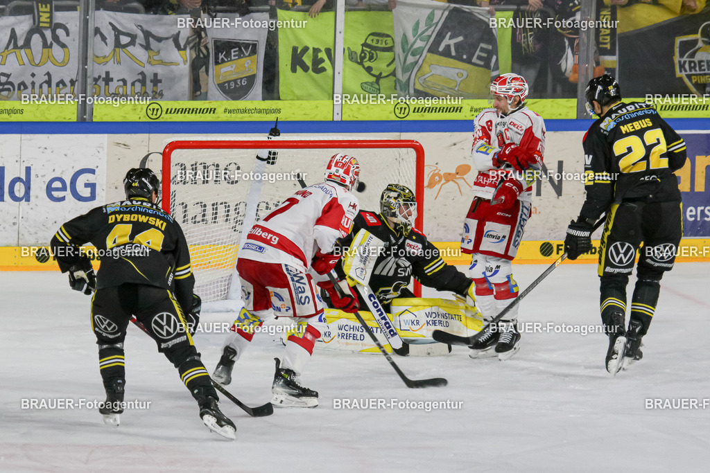 02.11.2025: DEL2  Krefeld Pinguine - Eispiraten Crimmitschau | Krefeld, Deutschland, 02.11.2025: Oliver Mebus und Felix Bick (Krefeld Pinguine) in Aktion während des DEL2-Spiels zwischen Krefeld Pinguine - Eispiraten Crimmitschau am 02.11. 2025 in der Yayla-Arena in Krefeld, Deutschland. (Foto Ralph Görtz / Brauer-Fotoagentur)