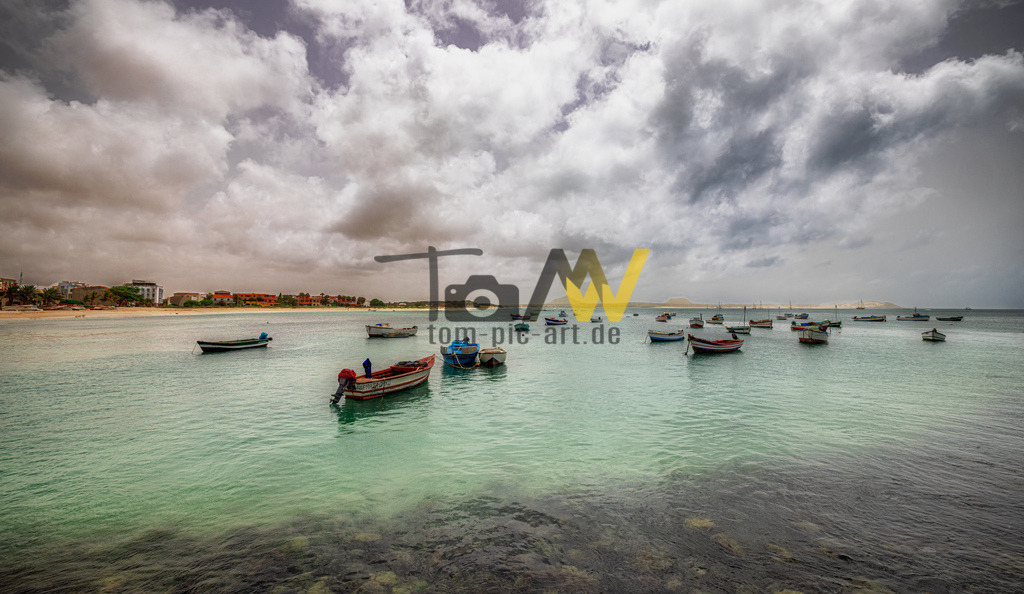 Viele Fischerboote am Hafen Sal Rei auf Boa Vista-----Meer | Eine schöne idyllische Ansammlung mehrer kleiner Fischerboot im Hafen von Sal Rei in Boa Vista - Kap Verde.  - Realisiert mit Pictrs.com
