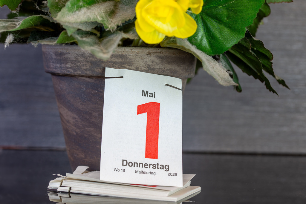1. Mai, Maifeietag | Maifeiertag: Das Blatt eines Abreißkalenders zeigt das Datum 1. Mai - Realisiert mit Pictrs.com