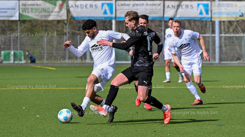 TSV Klausdorf (schwarz) vs Eckernförder SV (weiss) | Bennet Holst (Klausdorf #12) vs Ömer Dagtekin (ESV #29) / Fußball-Landesliga Schleswig Männer 2025/2026 / TSV Klausdorf (schwarz) vs Eckernförder SV (weiss) / Kunstrasenplatz Klausdorf / Schwentinental / 04.04.26 - Realisiert mit Pictrs.com