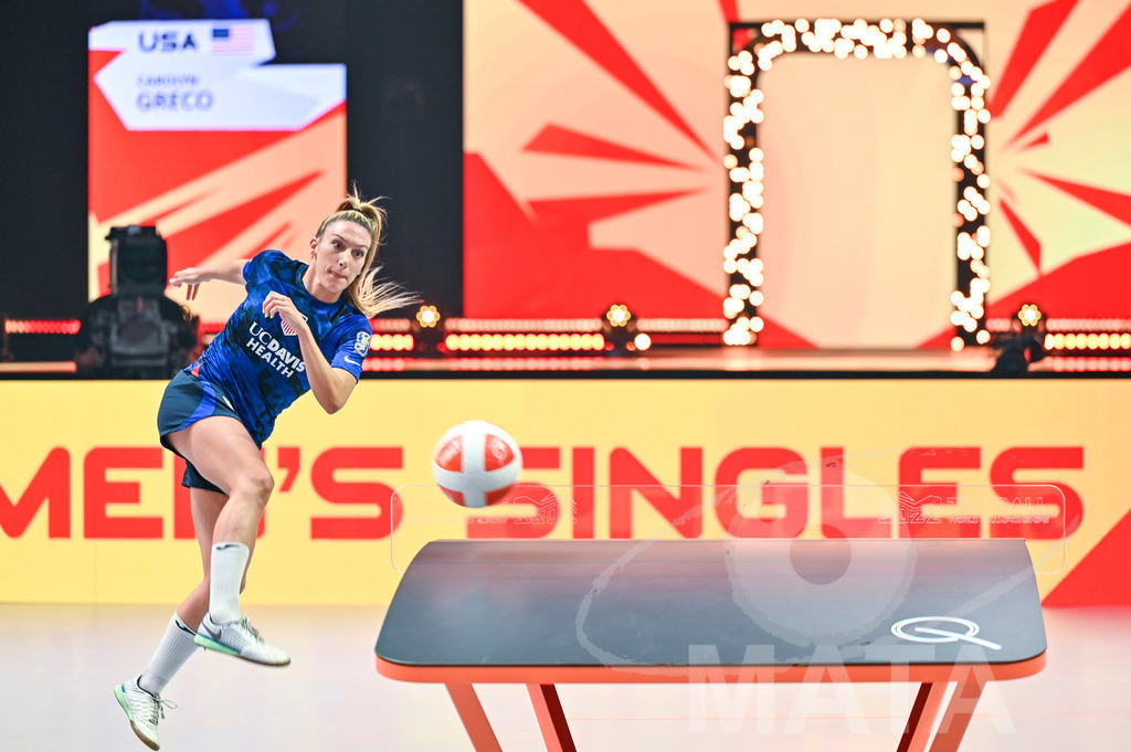 _DWI6022 | Carolyn Greco (USA) beim Frauen- Single Ungarn vs. USA bei der Teqball Weltmeisterschaft 2022 in der Kia Metropole Arena. Nürnberg, 27.11.2022 - Realisiert mit Pictrs.com