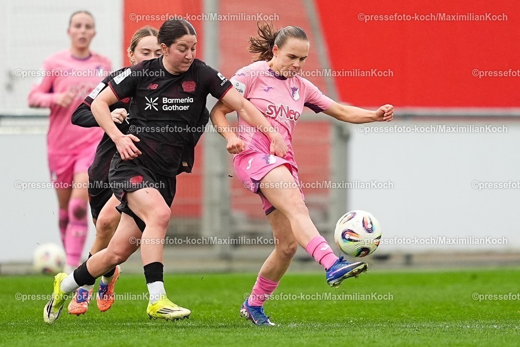 xYDRx22022601021 | 22.02.2026, xydrx, Frauen Fußball, 1.Fußball Bundesliga, Bayer 04 Leverkusen - TSG 1899 Hoffenheim, Saison 2025 2026, Ulrich-Haberland-Stadion: Ruby Grant (Bayer 04 Leverkusen #22) im Zweikampf gegen Marie Steiner (TSG 1899 Hoffenheim #19)   DFB regulations prohibit any use of photographs as image sequences and or quasi-video.Photo: xYannisxDreimannxPressefotoKochx