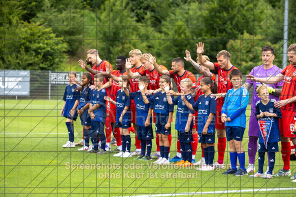 20250706_153233_0688 | #,TSG Salach (blau) vs. 1.FC Heidenheim (rot), Fußball, Freundschaftsspiel - WfV, Saison 2025/2026, Rasensportplatz, Staufenecker Str. 41, 73084 Salach, 06.07.2025 - 15:30 Uhr,Foto: PhotoPeet-Sportfotografie/Peter Harich
