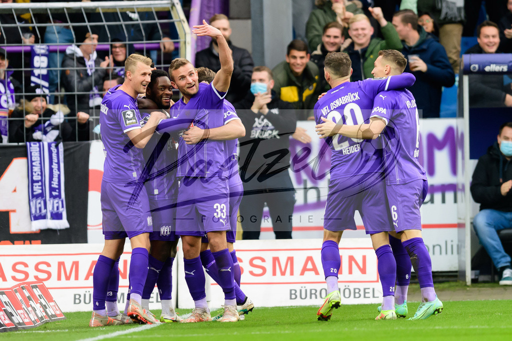 OSNTSV20211106_093 | Fussball, Herren: Ba-Muaka Simakala (VfL Osnabrueck) Torjubel, jubelt mit seiner Mannschaft nach dem Treffer zum 2:1 bei dem Spiel der 3. Liga zwischen VfL Osnabrueck und TSV 1860 Muenchen im Stadion an der Bremer Bruecke am 06.11.2021 in Osnanbrueck, Deutschland.DFB / DFL REGULATIONS PROHIBIT ANY USE OF PHOTOGRAPHS AS IMAGE SEQUENCES AND/OR QUASI-VIDEO. - Realisiert mit Pictrs.com