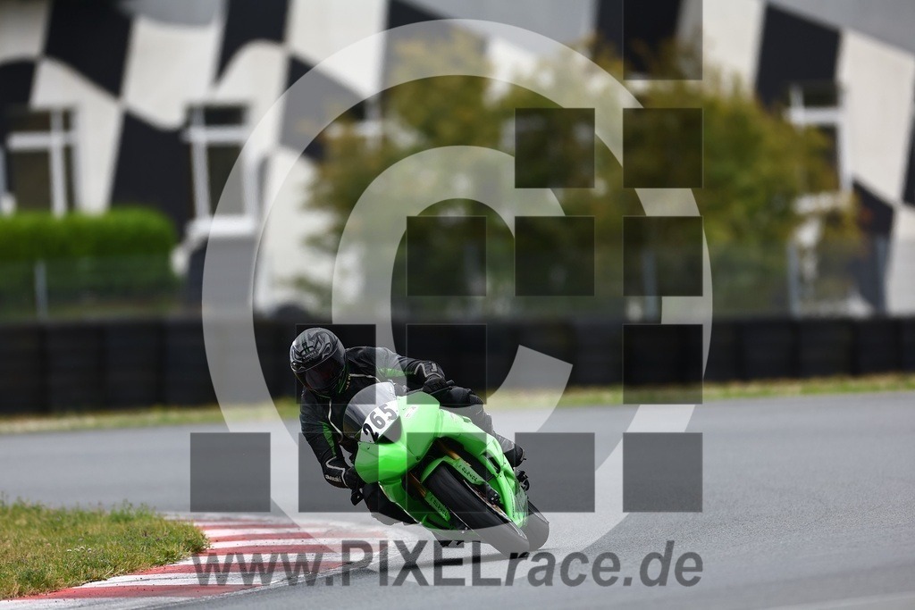 0265-20240916_00506 | Schöne Erinnerungen an spannende Momente - das festzuhalten ist unser Job. PIXELrace.de ist seit 2003 auf den Rennstrecken Europas unterwegs um die Action draußen beim Fahren und die wunderbare Stimmung imm Fahrerlager für euch einzufangen.