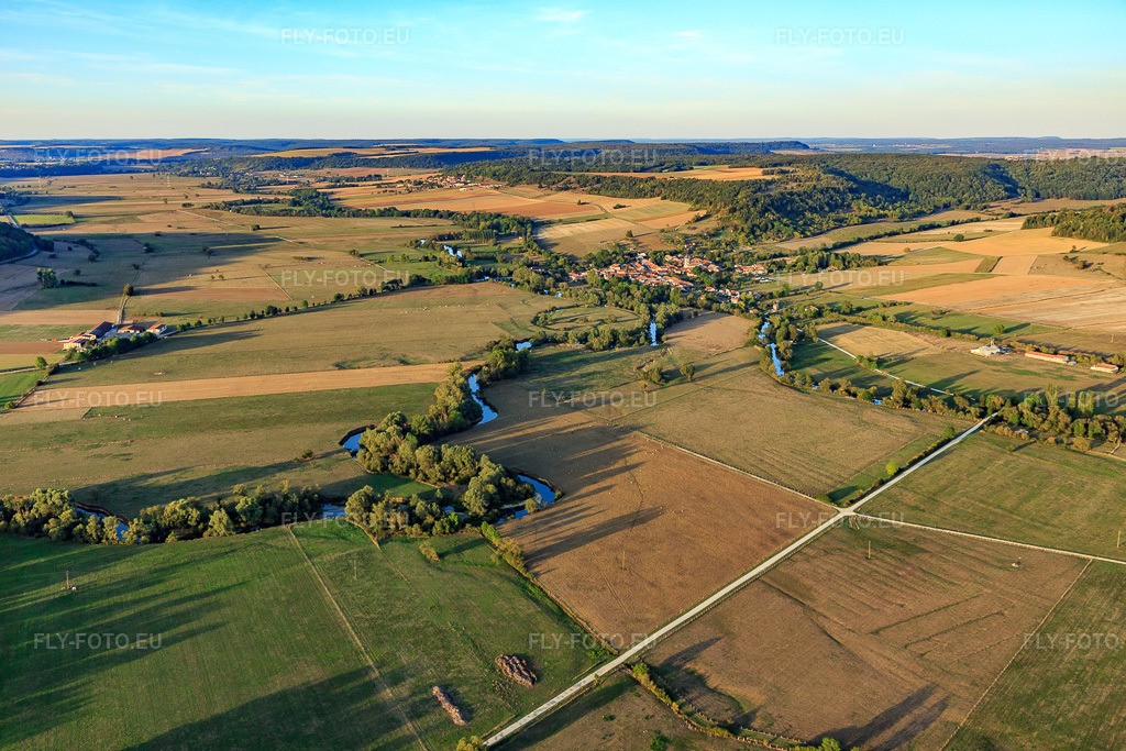 Vue aérienne: Confluent du Vair et de la Meuse à Maxey-sur-Meuse dans le département Vosges, France – .Photo: IMG_118337.jpg prise le 15/09/2019 par Werner Riehm/FLY-FOTO.eu – Résolution de l'original: 5472 x 3648 px