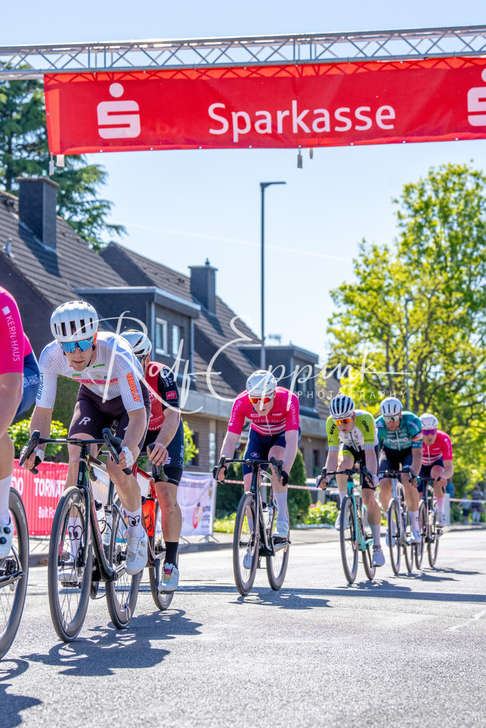 Spurt in den Mai 2026 - Großer Preis der Sparkasse Neuss | Annual one-day road cycling race "Großer Preis der Sparkasse Neuss" held in Büttgen, Germany, organized by VfR Büttgen 1912 e.V. The event features multiple races across all age categories from U11 youth to Elite men. - Realisiert mit Pictrs.com