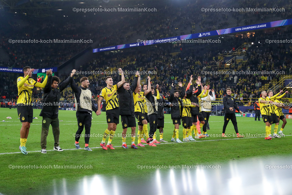 BVB01102401063 | 01.10.2024, Fußball, UEFA Champions League, Borussia Dortmund - Celtic Glasgow, 2. Spieltag, Signal Iduna Park, Saison 2024 2025: Abschlussjubel nach dem 7:1 Sieg. Die Mannschaft steht geschlossen jubelnd auf dem Spielfeld