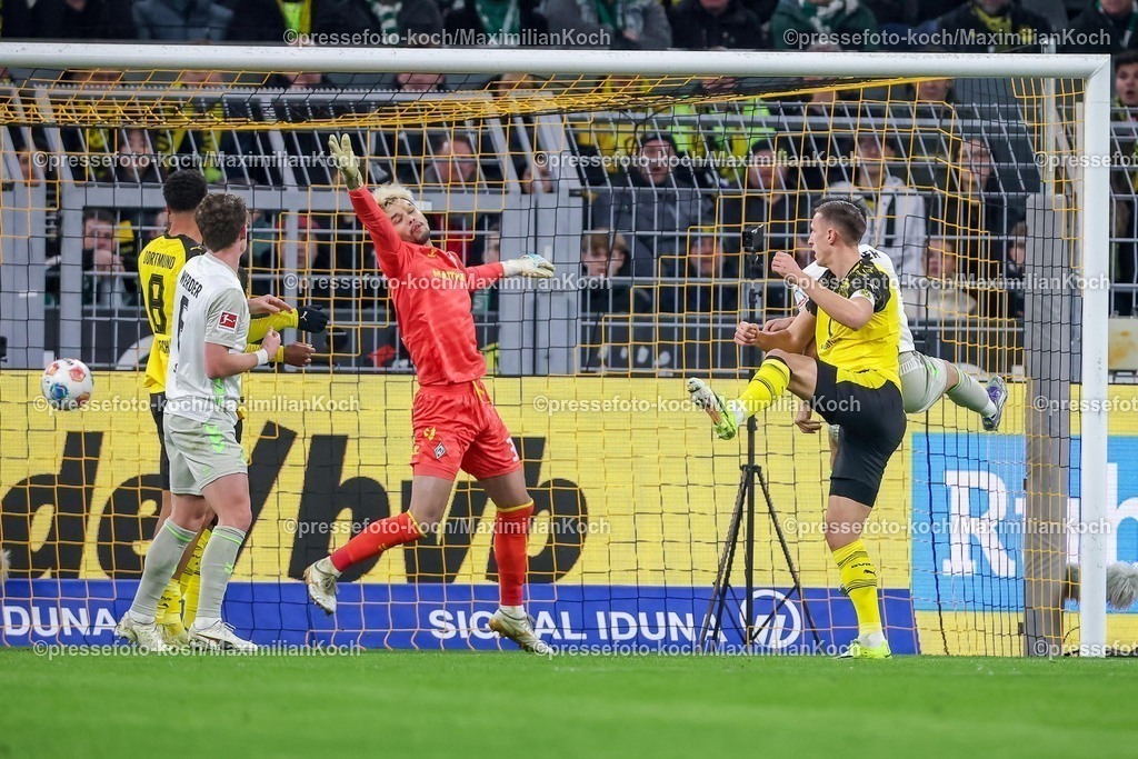 BVB13012601026 | 13.01.2026, Fußball, Borussia Dortmund - SV Werder Bremen,, 1. Fußball Bundesliga, 17. Spieltag, Signal Iduna Park, Saison 2025 2026: Kopfballtor zum 1:0 durch Torschütze Nico Schlotterbeck (BVB #04)  DFB regulations prohibit any use of photographs as image sequences and or quasi-video.