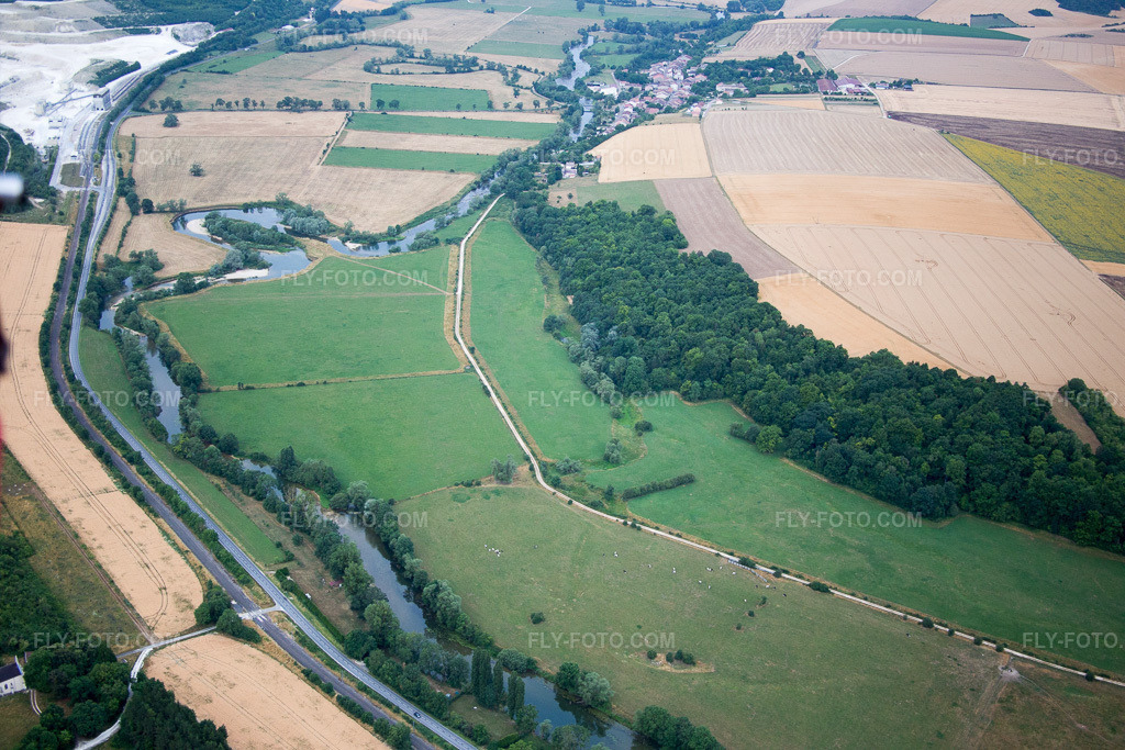 Aerial view: View of the town in Pagny-sur-Meuse in the state Meuse, France. – Photo: IMG_083540.jpg taken on 07/13/2015 by Werner Riehm/FLY-FOTO.com – Resolution of the original: 5472 x 3648 px
