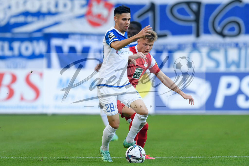 FCMFCK20210904_127 | Fussball, Herren: Raphael Obermair (1. FC Magdeburg) und Philipp Hercher (1. FC Kaiserslautern) im Zweikampf beim Spiel der 3. Liga zwischen 1. FC Magdeburg und 1. FC Kaiserslautern in der MDCC-Arena am 04.09.2021 in Magdeburg, Deutschland.DFB / DFL REGULATIONS PROHIBIT ANY USE OF PHOTOGRAPHS AS IMAGE SEQUENCES AND/OR QUASI-VIDEO. - Realisiert mit Pictrs.com