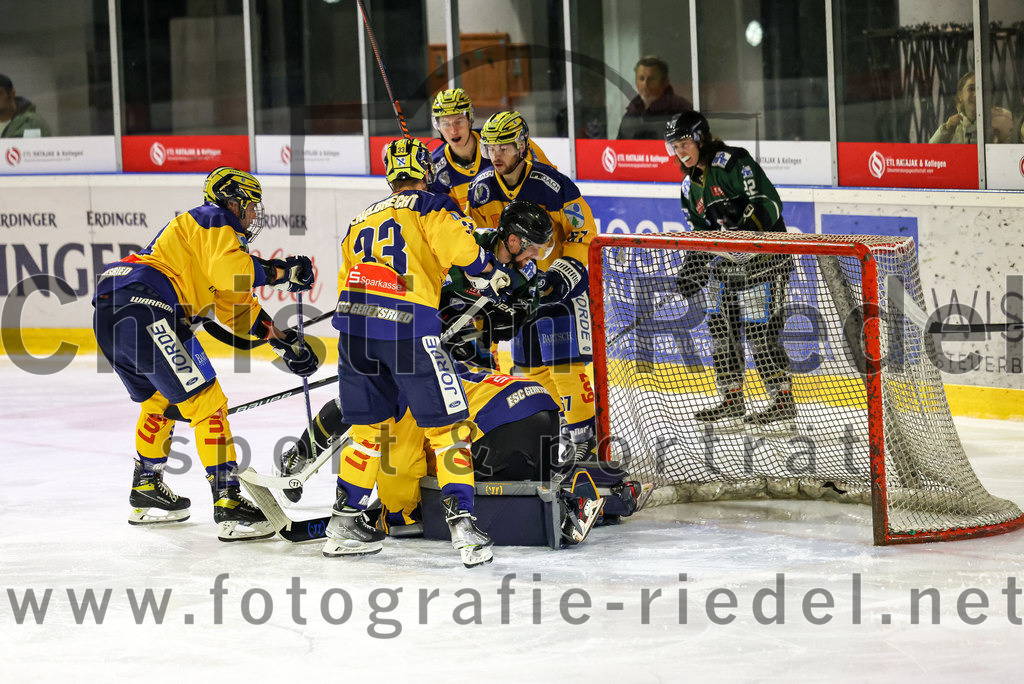 2022-10-30_112_TSV_Erding_gegen_ESC_Riverrats_Geretsried | Erding, Deutschland, 30.10.2022:
Eishockey, Bayernliga 2022 / 2023, 9. Spieltag, TSV Erding gegen ESC Riverrats Geretsried, Endergebnis: 3:5

Stephan Englbrecht (ESC Riverrats Geretsried, #33), Torwart Johanna May (ESC Riverrats Geretsried, #29), Xaver Hochstraßer (ESC Riverrats Geretsried, #67), Marius von Friderici-Steinmann (Erding Gladiators, #92)

Foto: Christian Riedel / fotografie-riedel.net