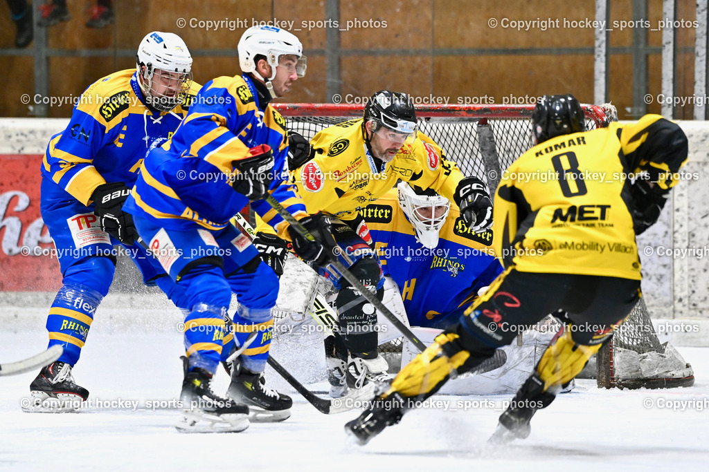 EC MET PHOTOVOLTAIK HORNETS SPITTAL vs. EHC Althofen  | #8 Komar Luca EC Hornets Spittal, #33 Kabas Michael EC Hornets Spittal, #10 Zeloth Florian 1. EHC ALTHOFEN, #96 Kronlechner Christoph 1. EHC ALTHOFEN, EC MET PHOTOVOLTAIK HORNETS SPITTAL vs. EHC Althofen , EC MET PHOTOVOLTAIK HORNETS SPITTAL vs. EHC Althofen  am 25.01.2025 in Villach (Stadthalle Villach), Austria, (Photo by Bernd Stefan)