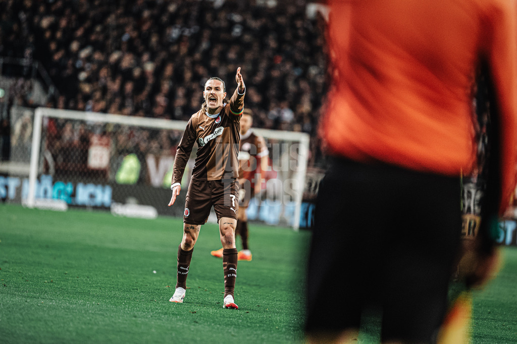 Fußball | Männer | Saison 2024/2025  | Fußball-Bundesliga | 26. Spieltag | FC St. Pauli vs. TSG Hoffenheim | 14.03.2025 | Jackson Irvine (#7, FC St. Pauli) wütend beschwert sich wegen eines Handspiels