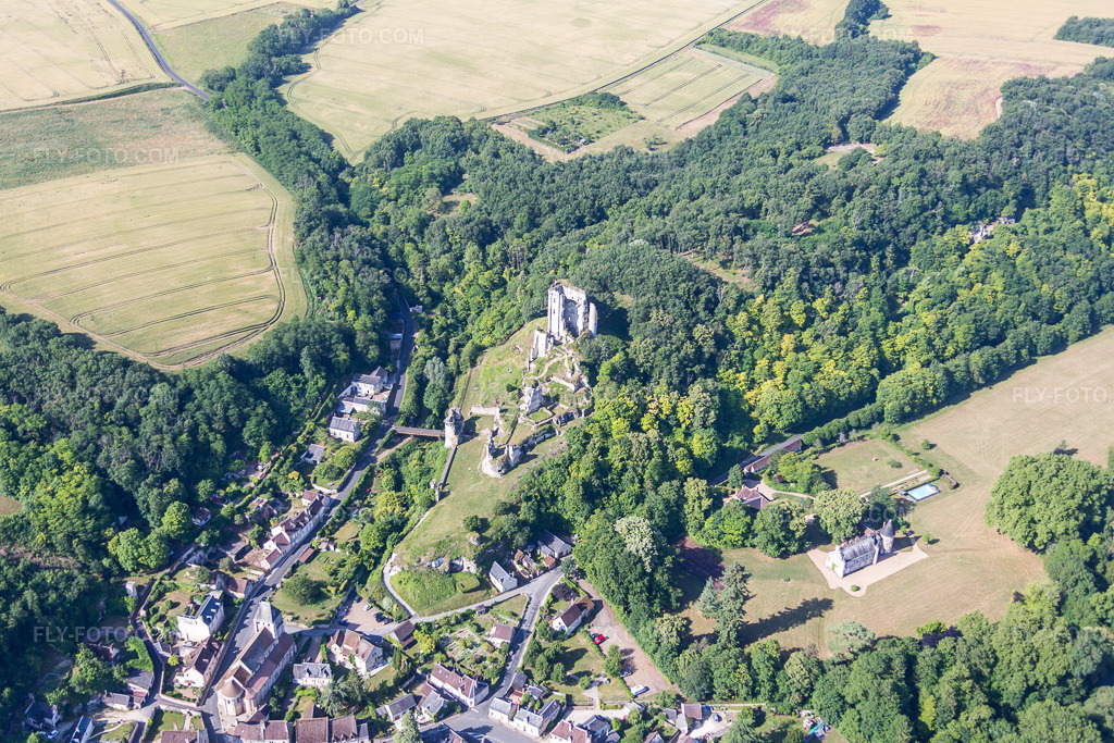 Aerial view: Castle complex of the Château de Lavardin in Lavardin in the state Loir et Cher, France. – Photo: IMG_081176.jpg taken on 06/19/2015 by Werner Riehm/FLY-FOTO.com – Resolution of the original: 5106 x 3404 px