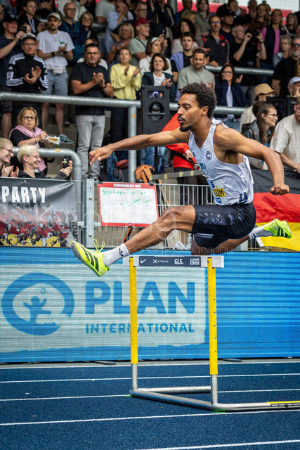 Deutsche Leichtathletik-Meisterschaften; Bochum-Wattenscheid, 26.07.2026 | Deutscher Meister über 400m Hürden: Emil Agyekum (SCC Berlin); Deutsche Leichtathletik-Meisterschaften am 26.07.2026 im Lorheide-Stadion, Bochum-Wattenscheid (Nordrhein-Westfalen).