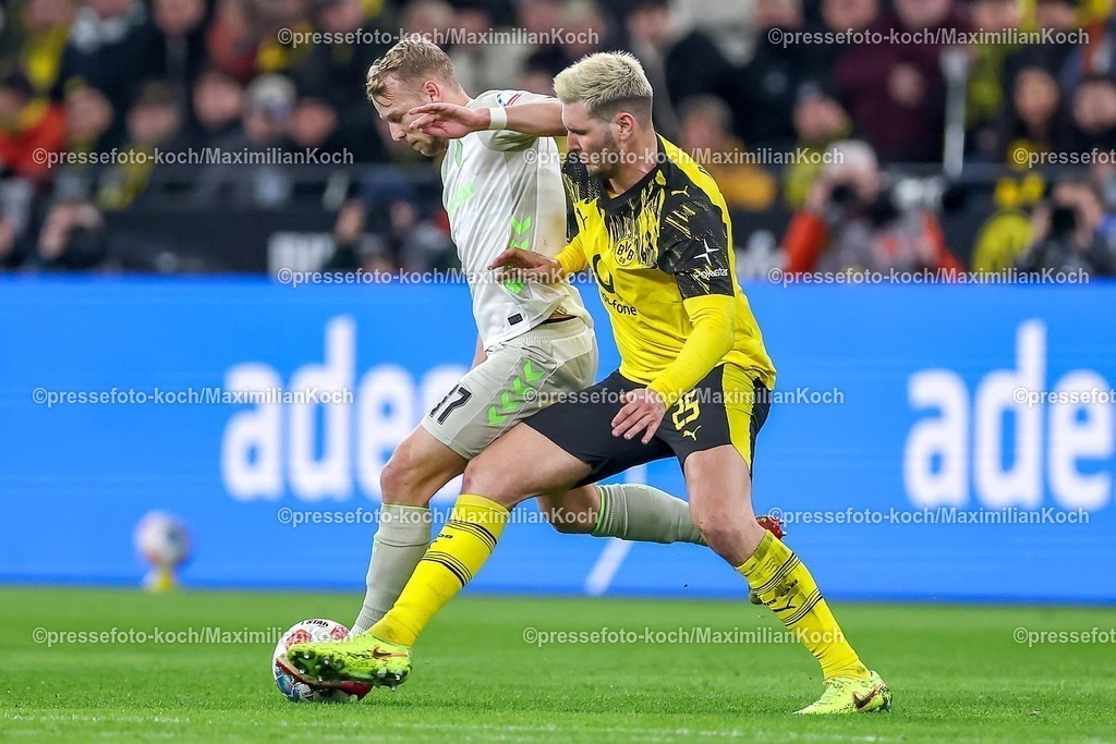 BVB13012601046 | 13.01.2026, Fußball, Borussia Dortmund - SV Werder Bremen,, 1. Fußball Bundesliga, 17. Spieltag, Signal Iduna Park, Saison 2025 2026: Marco Grüll (SV Werder Bremen #17)  im Zweikampf gegen  Niklas Süle (BVB #25) DFB regulations prohibit any use of photographs as image sequences and or quasi-video.